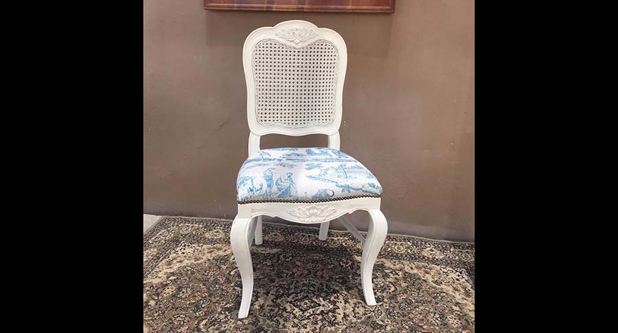 כיסא עץ מלא גוון לבן וינטאז' במחיר מבצע: 790 ש"ח במקום 1200 ש"ח