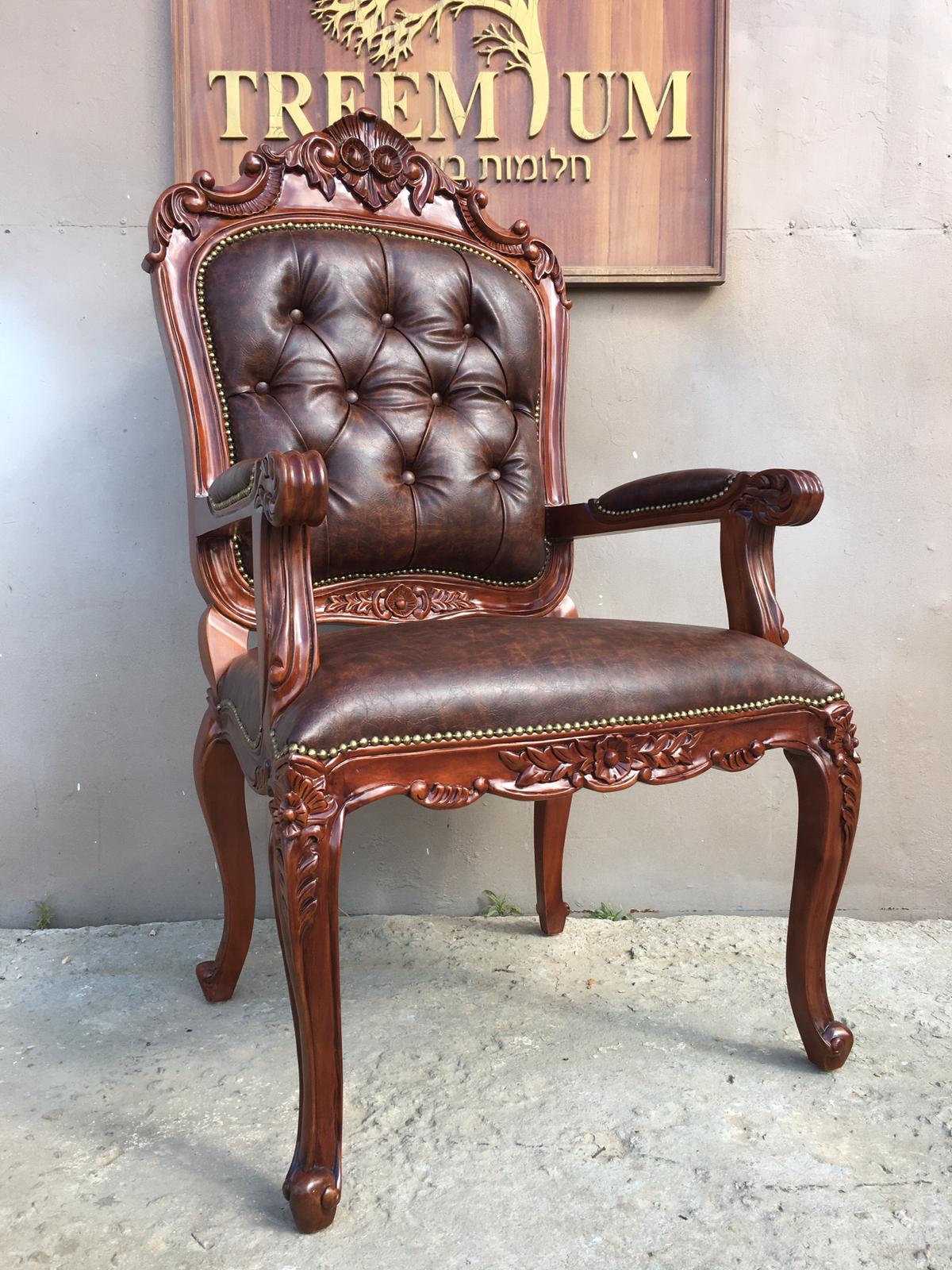 כיסא מפואר מהגוני גילוף יד – מוסדות קאליב ירושלים