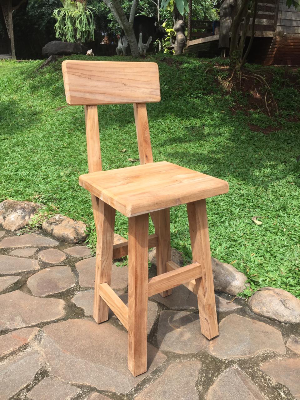 כיסא בר עם גב עץ טיק במחיר מבצע: 990 ש"ח