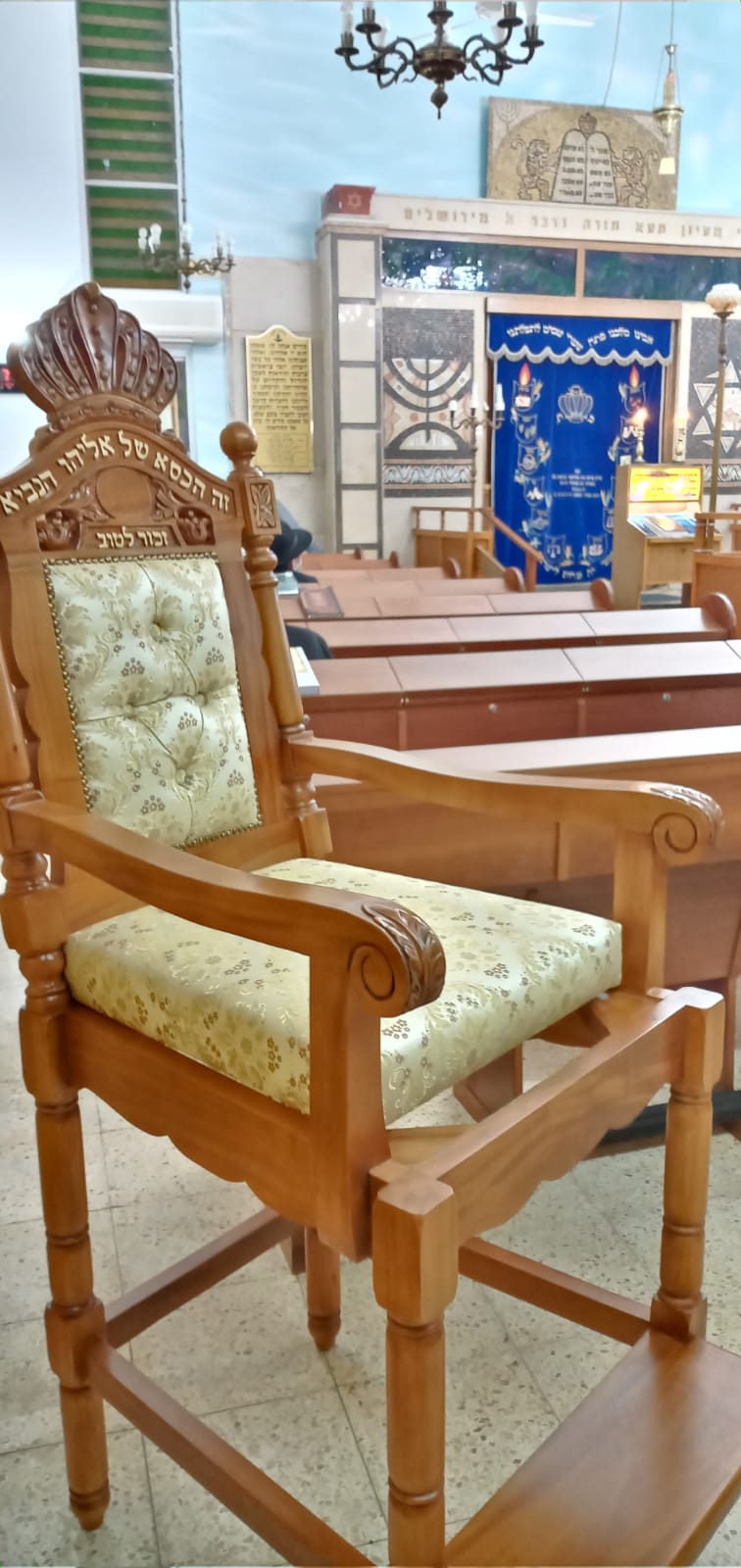 כיסא לאיהו ייחודי עץ מלא נגרות עבודת יד