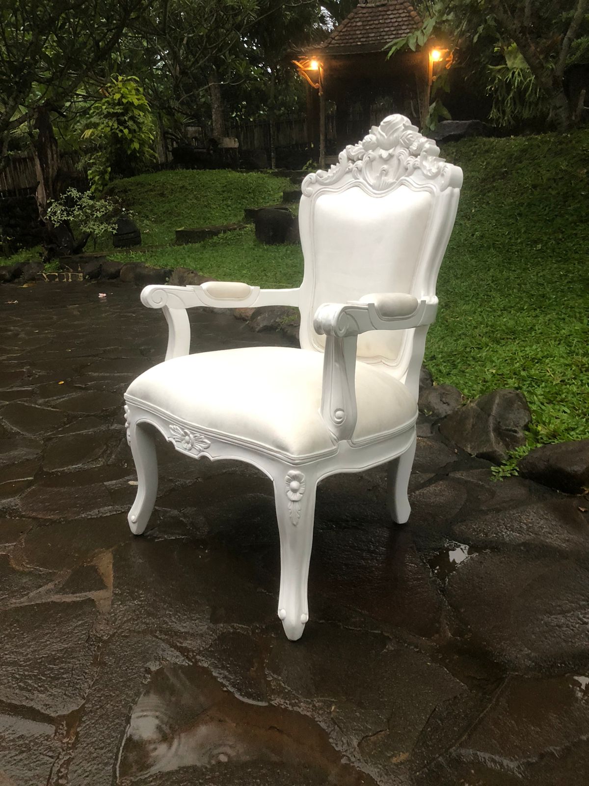 כורסא עץ מלא מהגוני גימור לבן מט ריפוד קטיפה לבו במחיר מבצע: 2,400 ש"ח