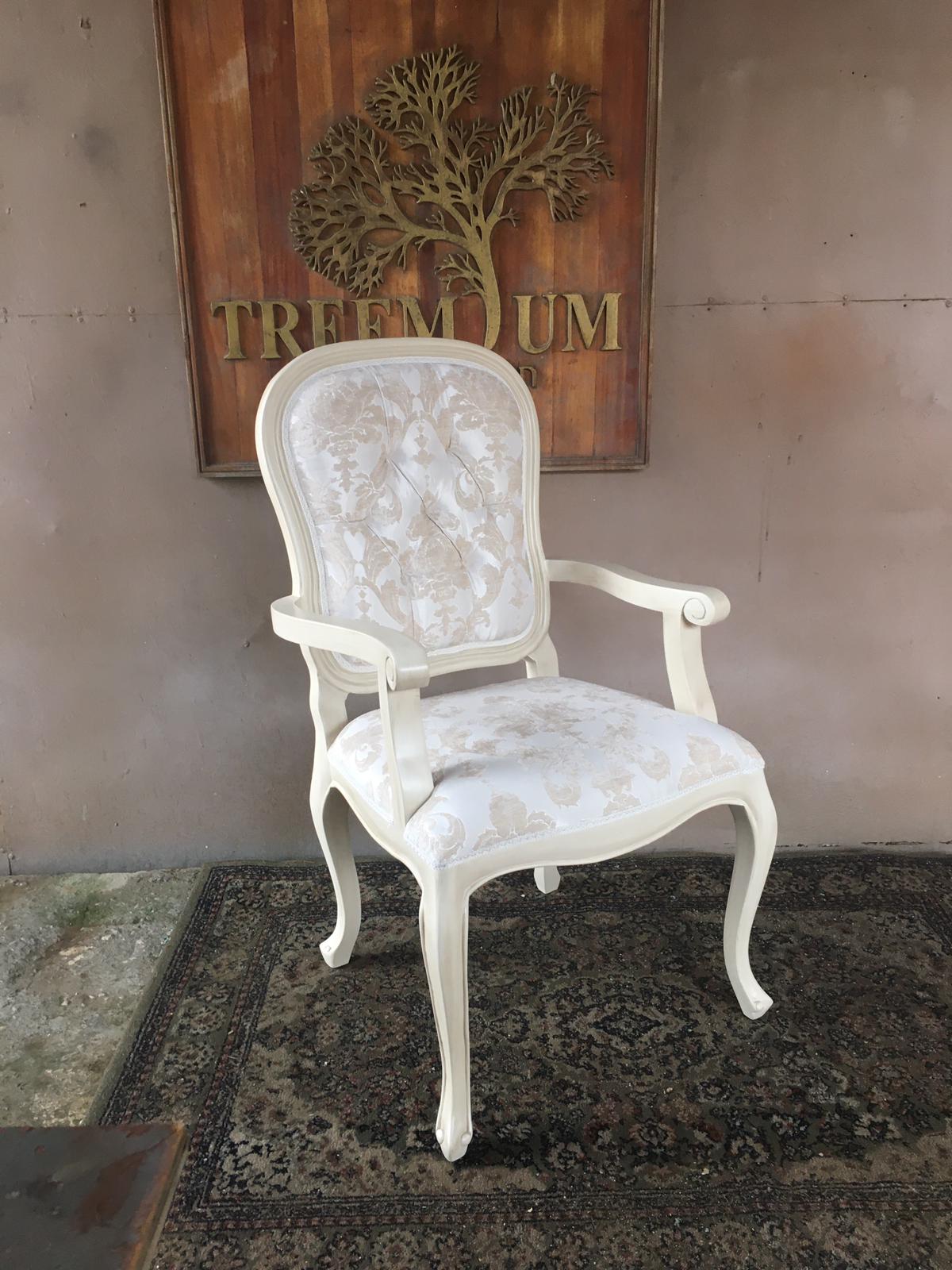 כיסא ידיות עץ מלא גוון שמנת ריפוד גב קפיטונאז' במחיר מבצע: 2,400 ש"ח