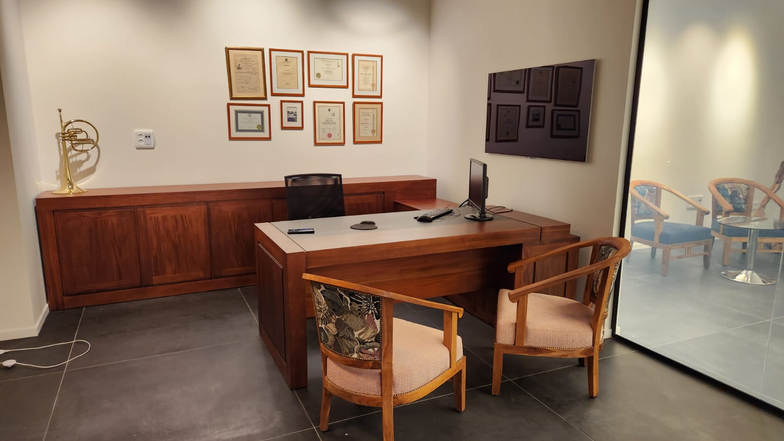 משרד מהגוני בהתאמה אישית ללקוח שולחן עבודה עם שלוחה מזנון סט וכורסאות