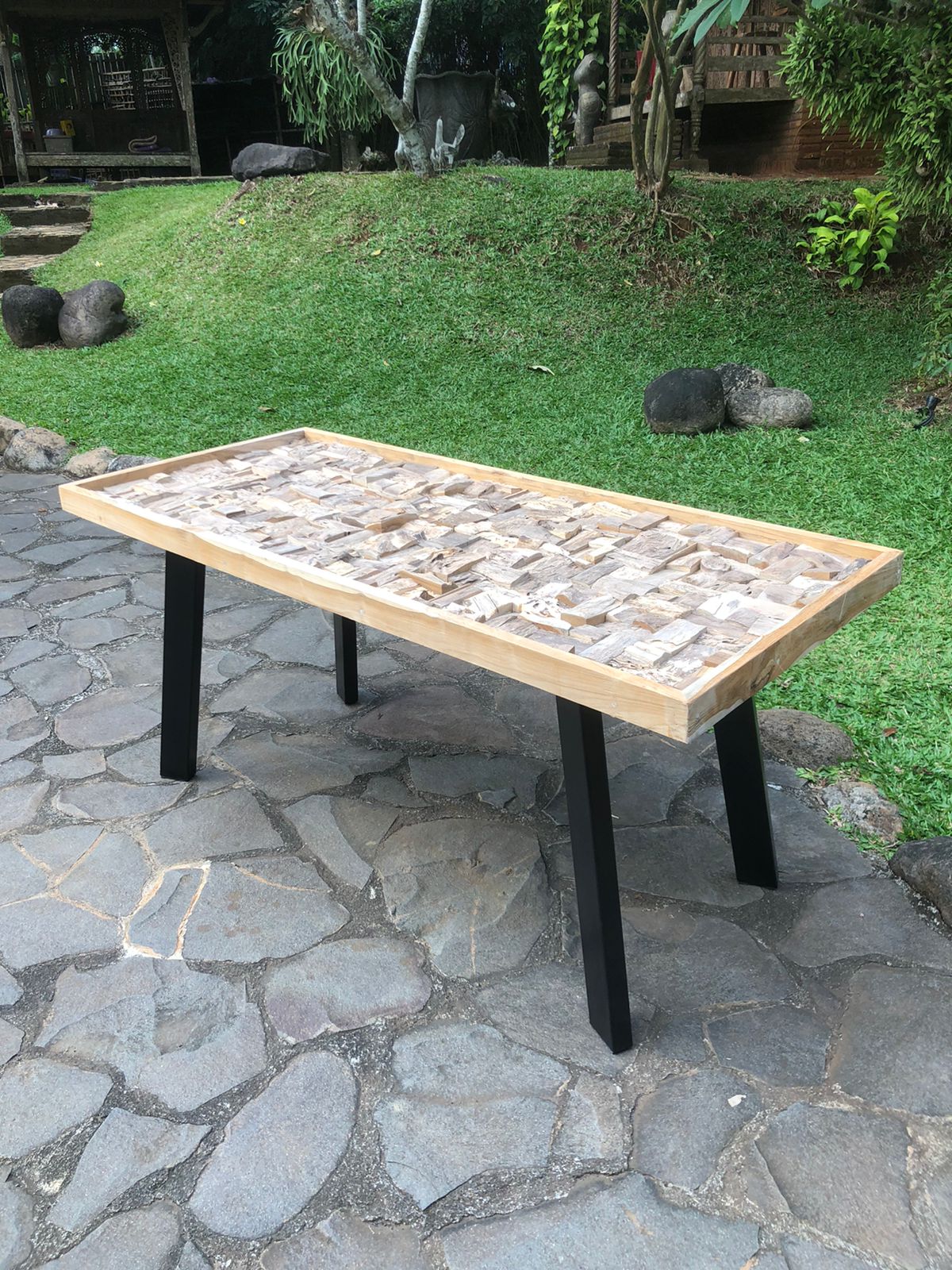 שולחן כתיבה דגם mz-2025 משטח עליון עץ טיק רגל נפחות מגיע עם זכוכית על משטח עליון