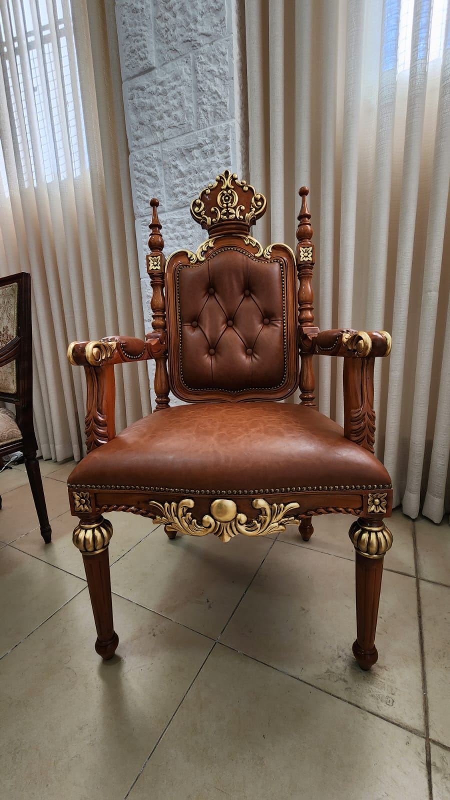 כיסא עץ מלא חצר הקודש באסטן
