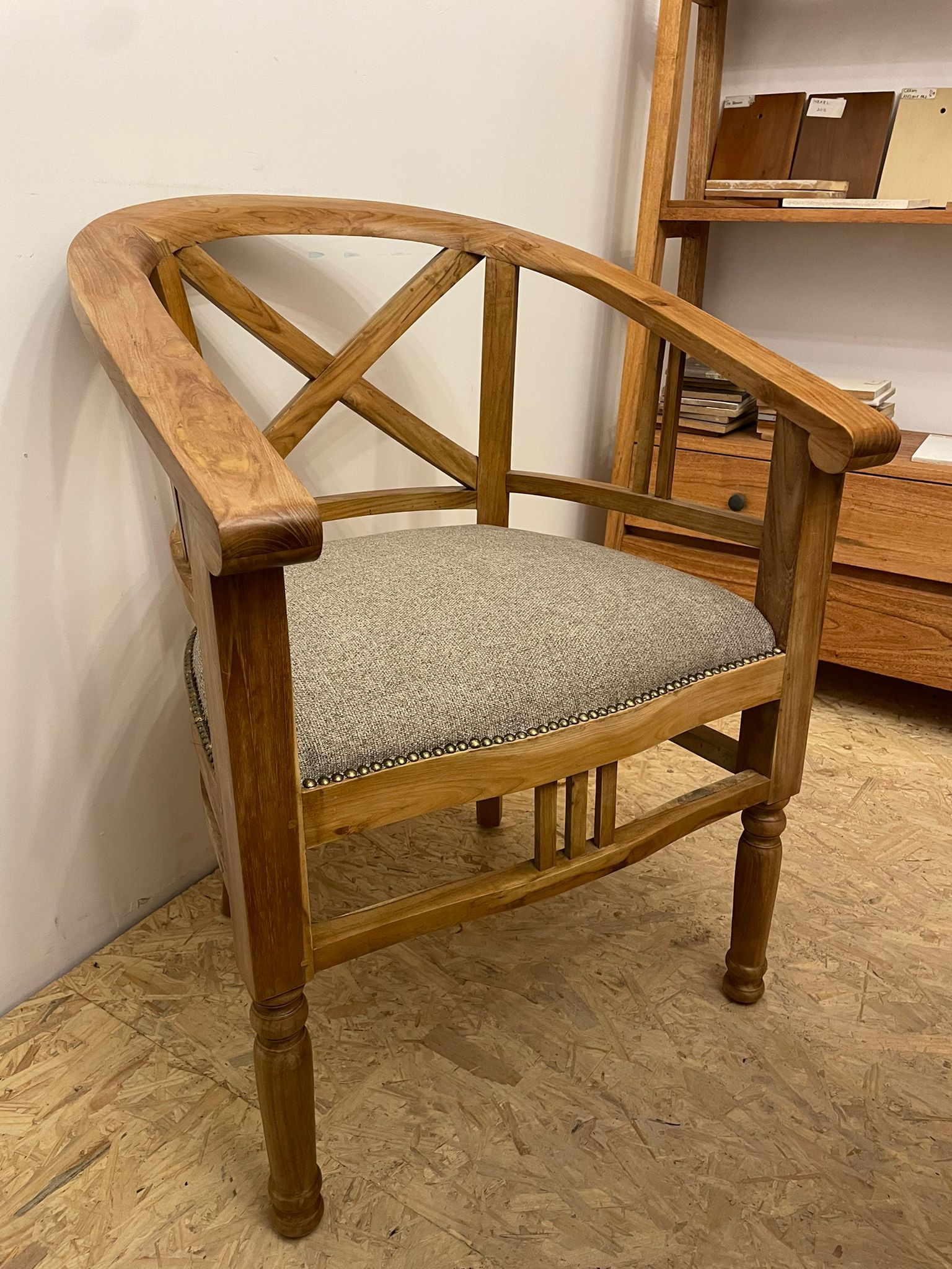 כיסא דגם ביטוויה גב איקס עץ מלא טיק נוח במיוחד במחיר מבצע: 1,400 ש"ח