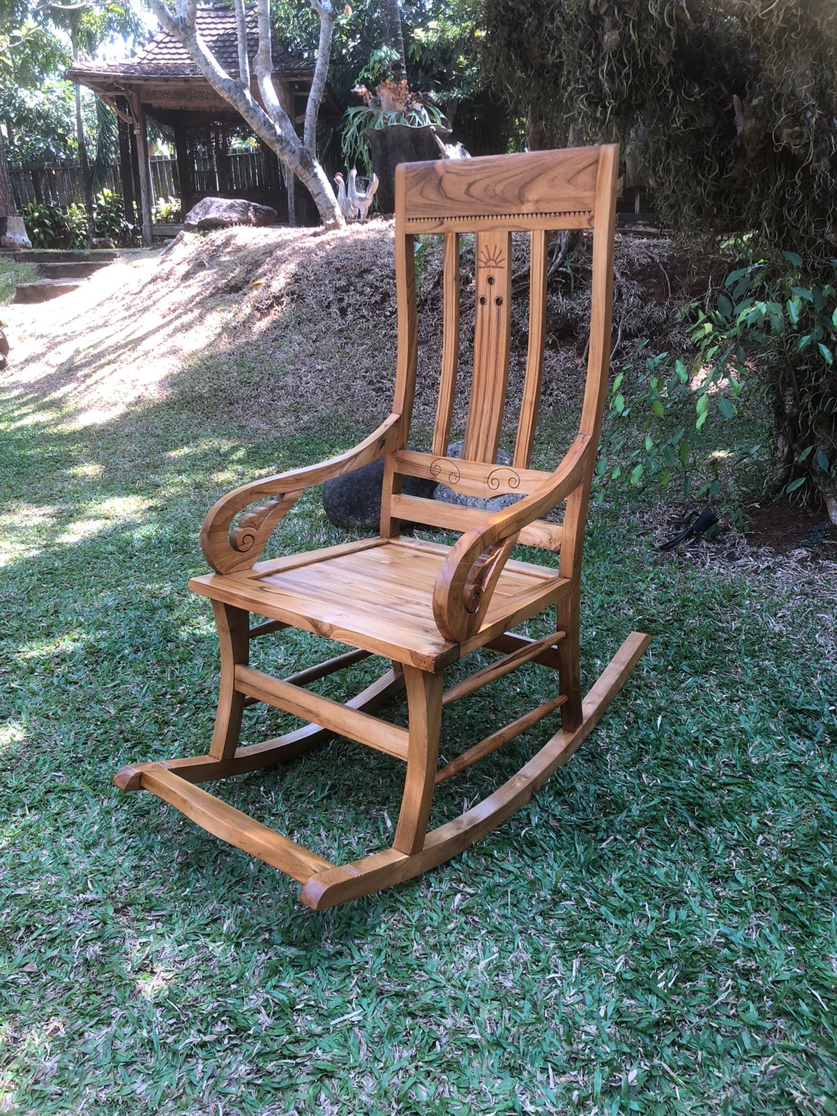 כיסא נדנדה מעץ טיק בגוון טבעי במחיר מבצע: 1,490 ש"ח