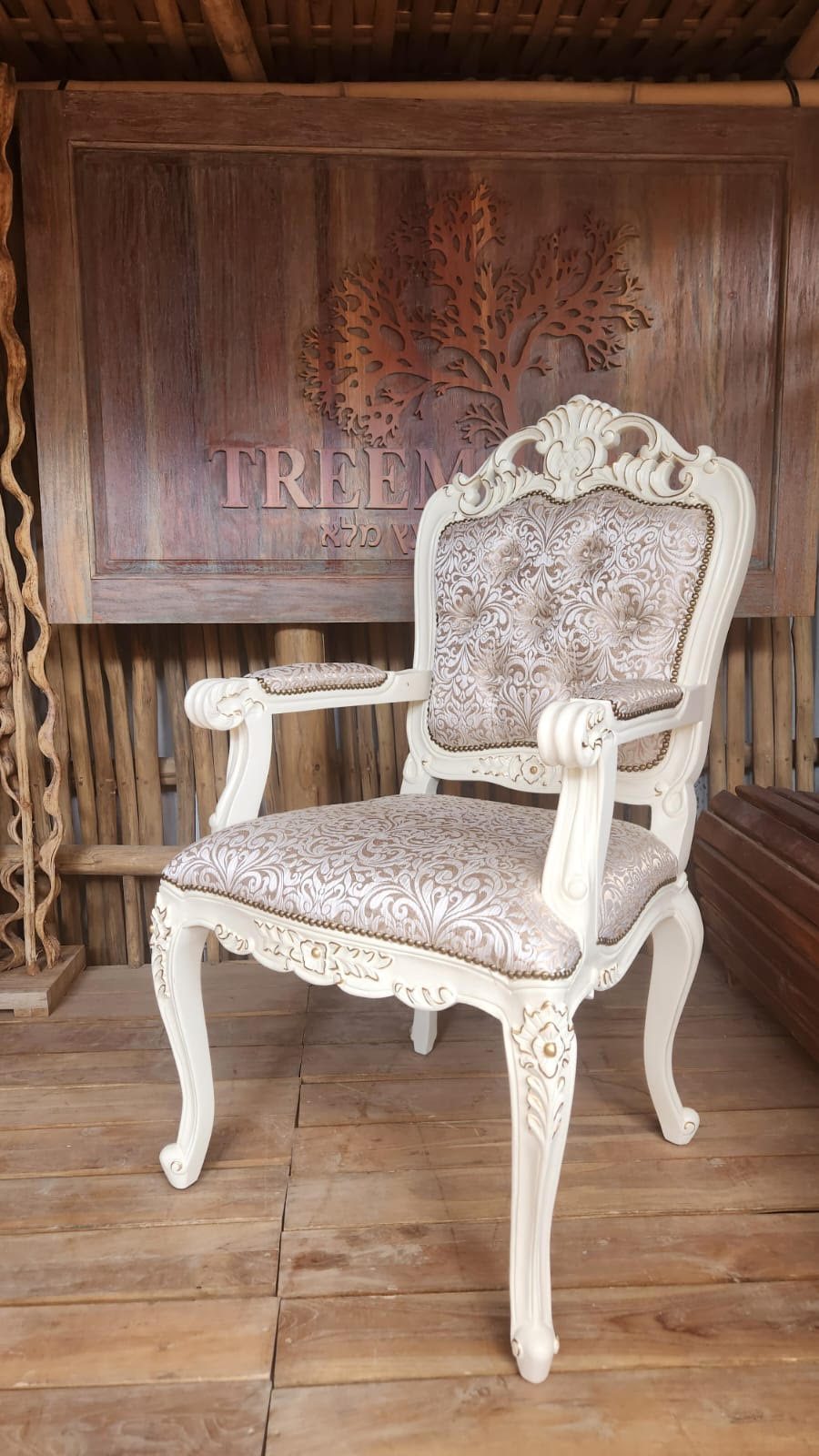כורסא עץ מלא גילוף עבודת יד גוון שמנת עם נגיעות זהב במחיר מבצע: 3,400 ש"ח