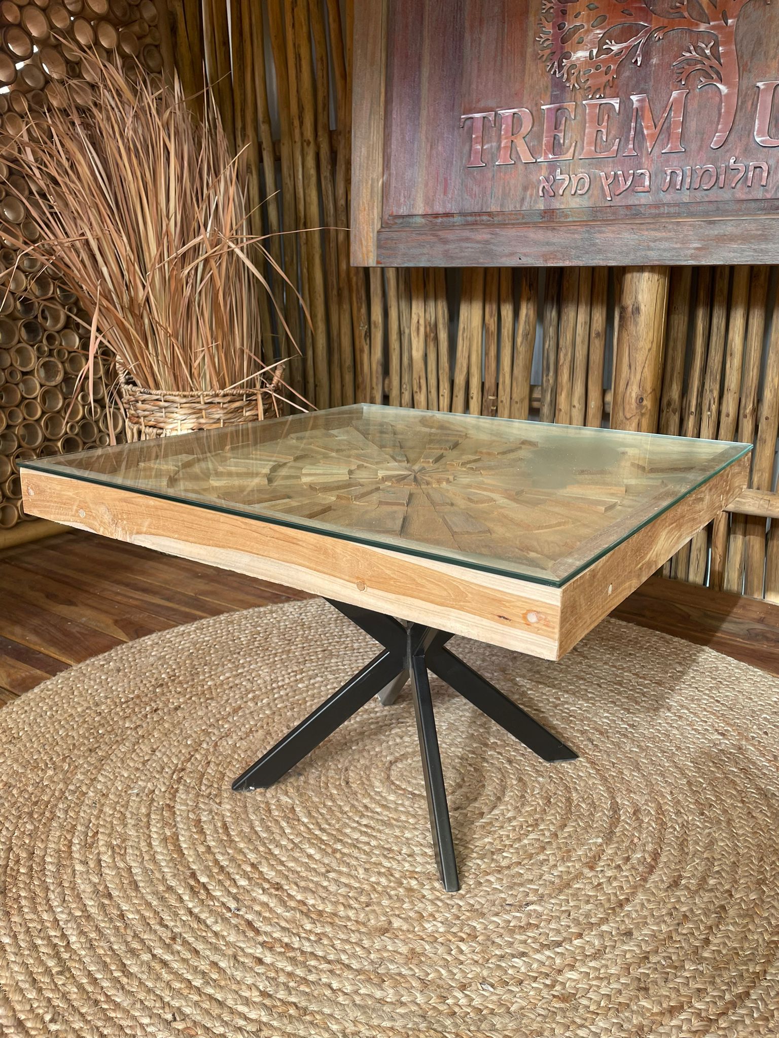 שולחן סלוני עץ מלא מידה 45*70*70 רגל ברזל שחור משולב תמונה דקורטיבית וזכוכית במחיר מבצע: 2,200 ש"ח