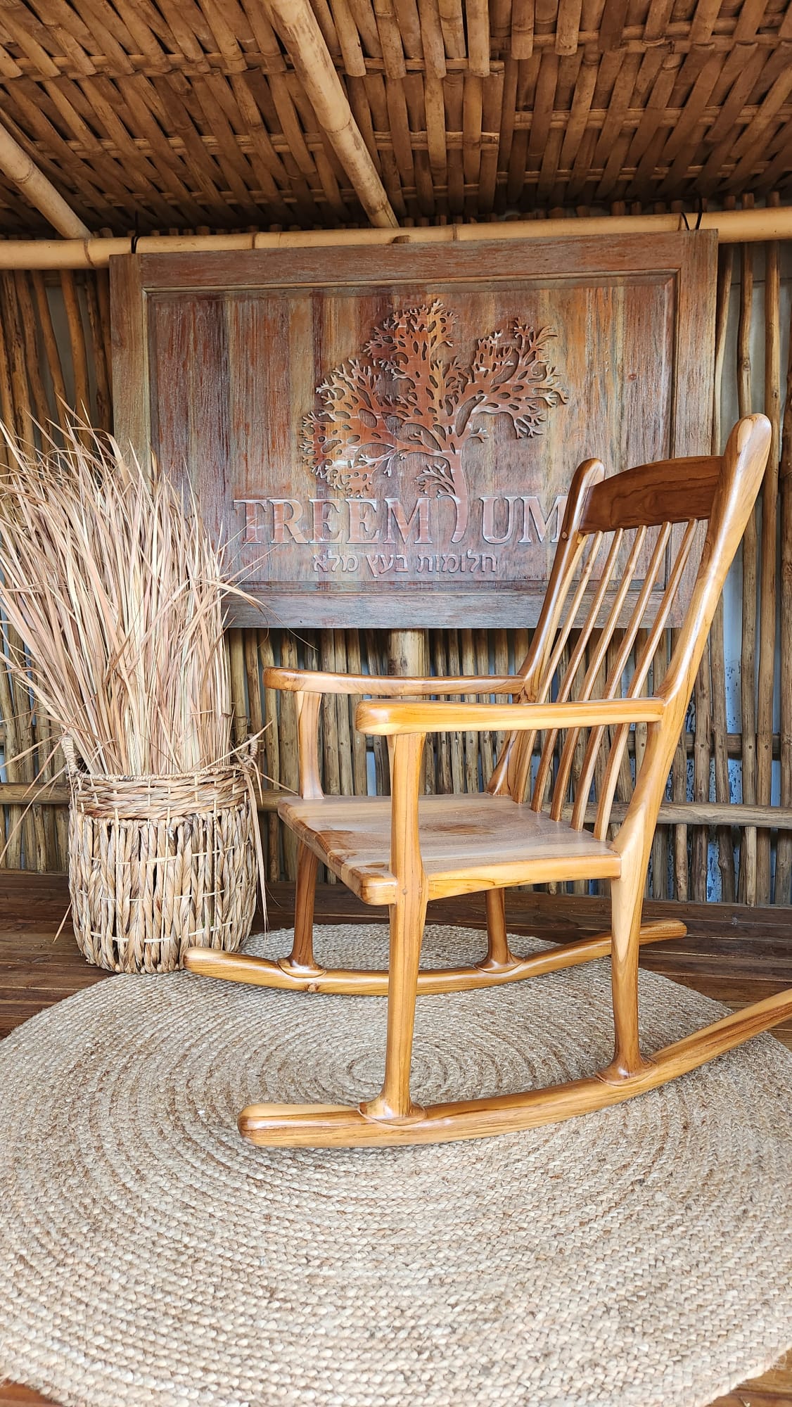כיסא נדנדה ייחודי מעץ מלא טיק במחיר מבצע: 1,990 ש"ח