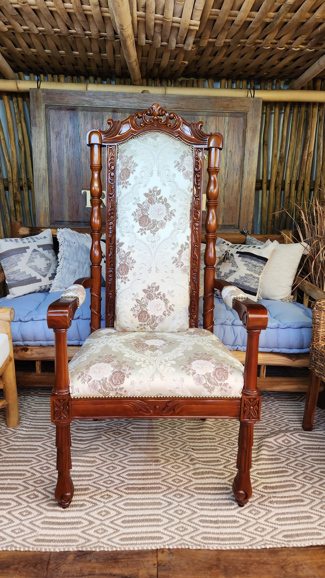 כיסא אדמור עץ מלא מהגוני גילוף עבודת יד דגם 2883