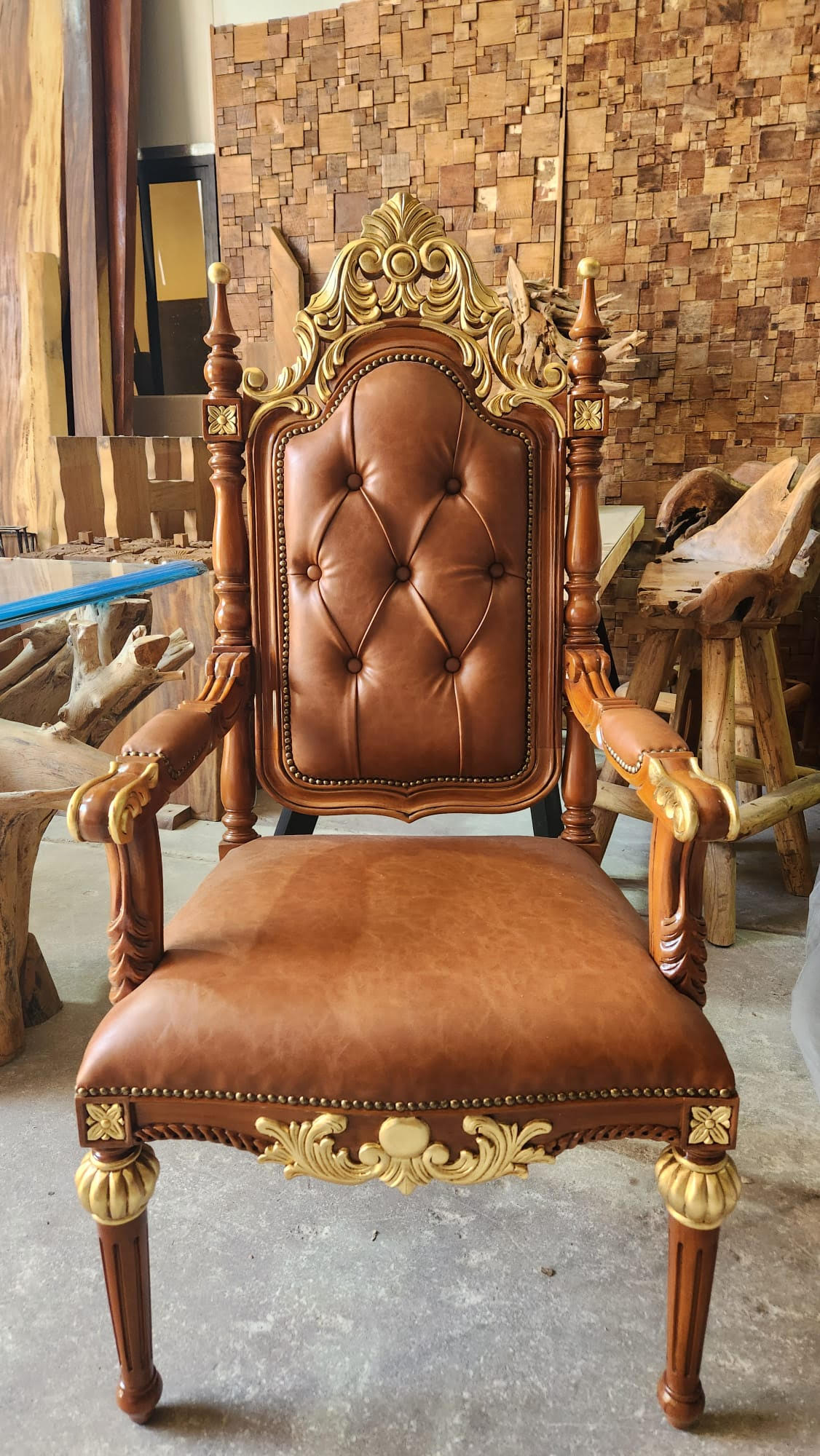 כיסא אדמו"ר דגם 2614 מהגוני בשילוב זהב