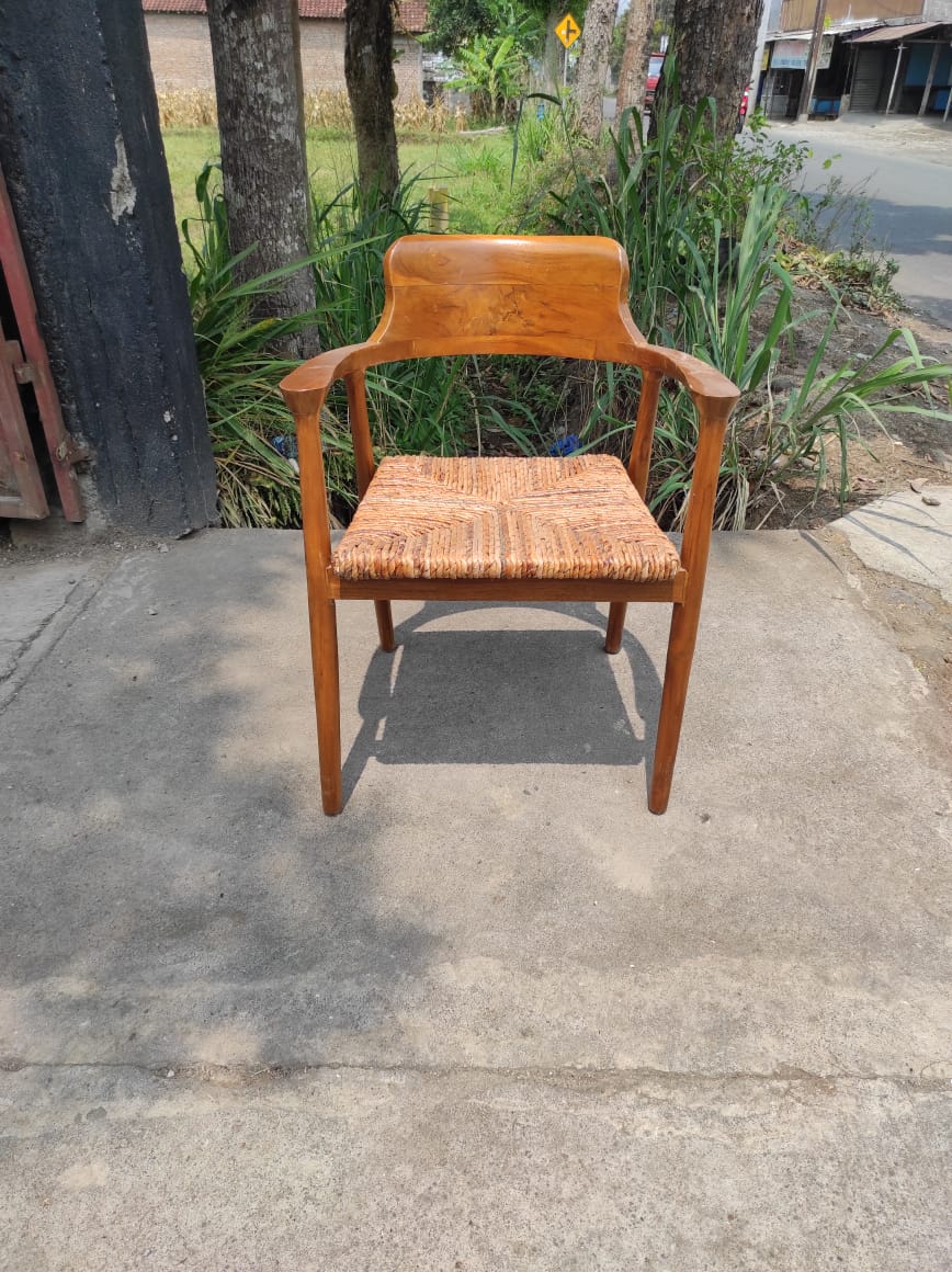 כיסא ידיות מעץ מלא טיק בשילוב ראטן מידה 85*65*60 במחיר מבצע: 1,490 ש"ח