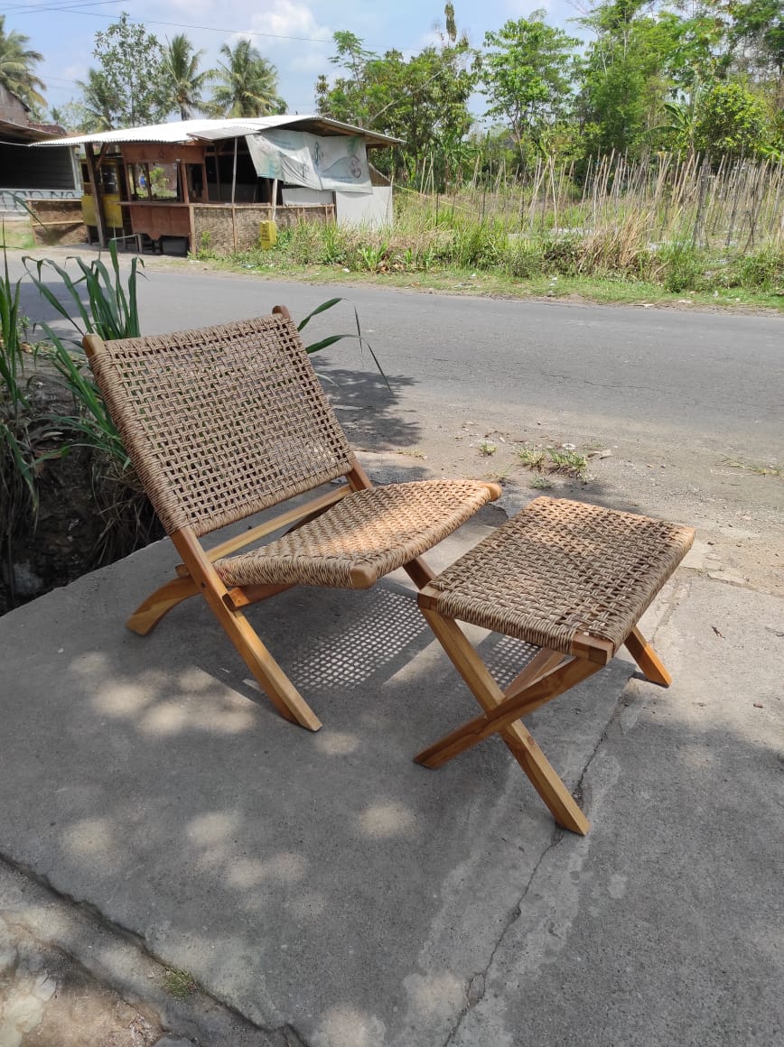 כורסא עם הדום מעץ טיק בשילוב ראטן מידה 80*60*70 במחיר מבצע: 2,400 ש"ח