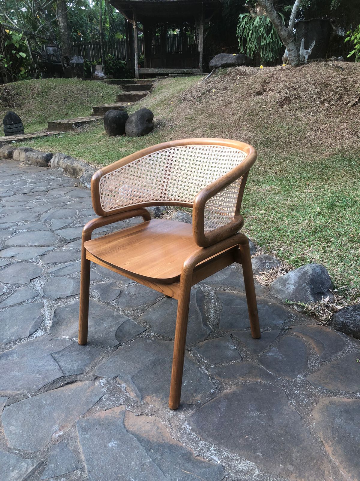 כיסא עץ מלא טיק בשילוב רשת וינאית מידה 80*50*56 במחיר מבצע 1,290 ש"ח