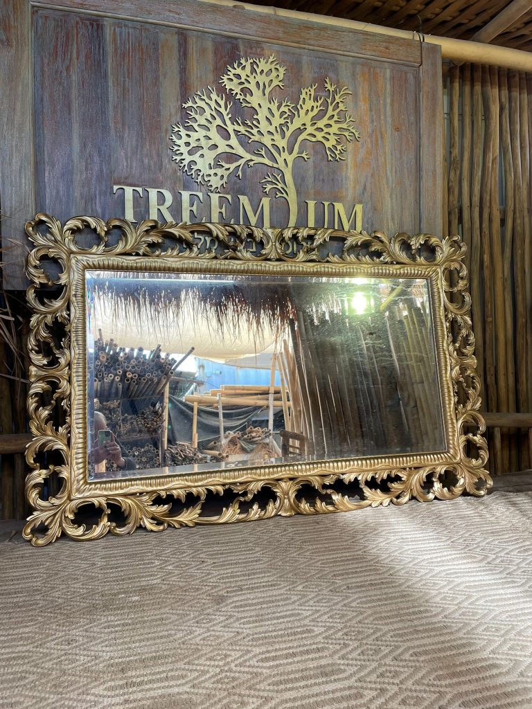 מראה עץ מלא גילוף עבודת יד בגימור זהב