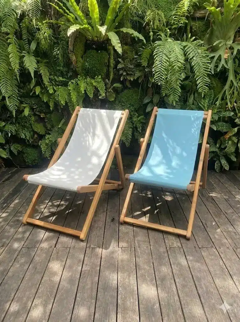 כיסא בריכה מתקפל שלד עץ טיק במחיר מבצע: 790 ש"ח