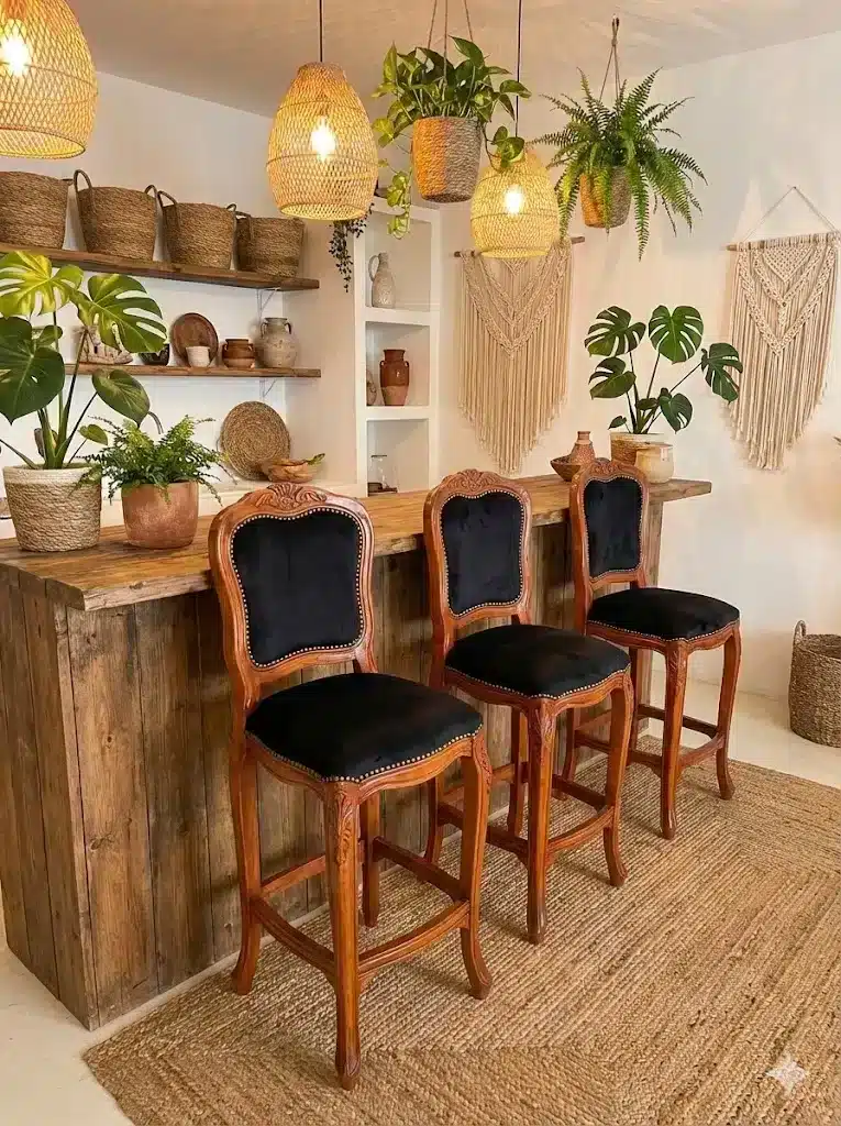 כיסא בר עץ מלא מהגוני ריפוד קטיפה שחור במחיר מבצע: 990 ש"ח